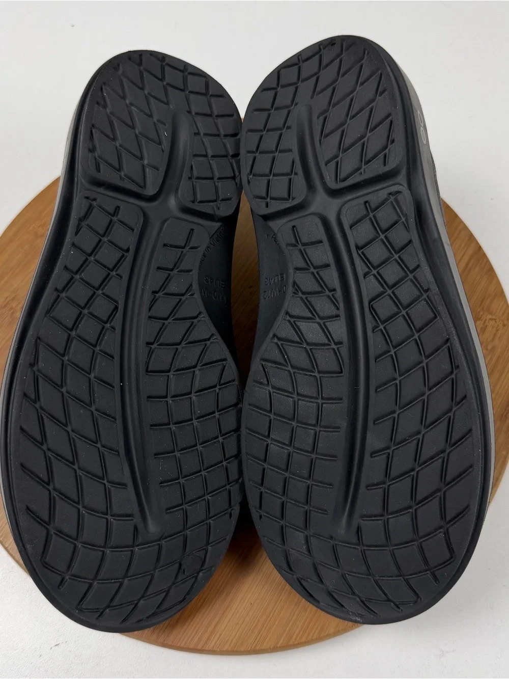 OOFOS OOcloog Men's Black Slip-On Recovery Clogs
